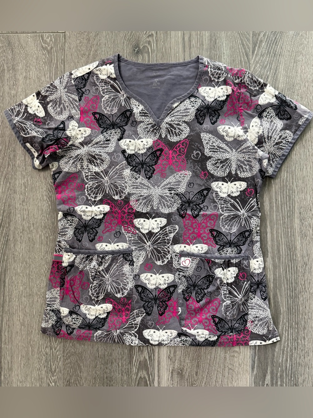 Med Couture Peaches 🍑 Women’s Butterfly Print Scrub Top-Size Sm